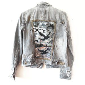 Old Navy gray wash handpainting crow design distressed denim jean jacket size M